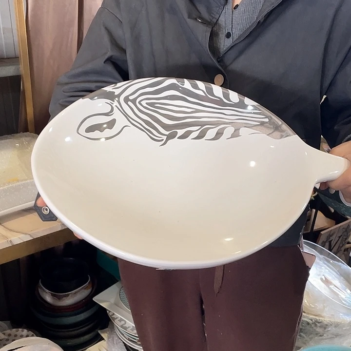 陶瓷花瓶，仿真绿植。