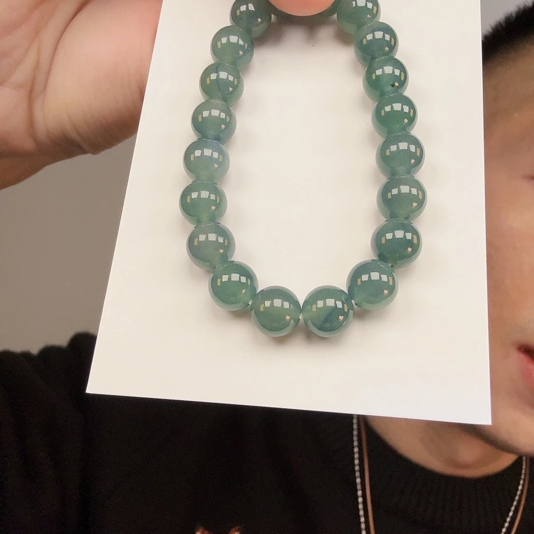 翡翠未镶嵌颈饰一件