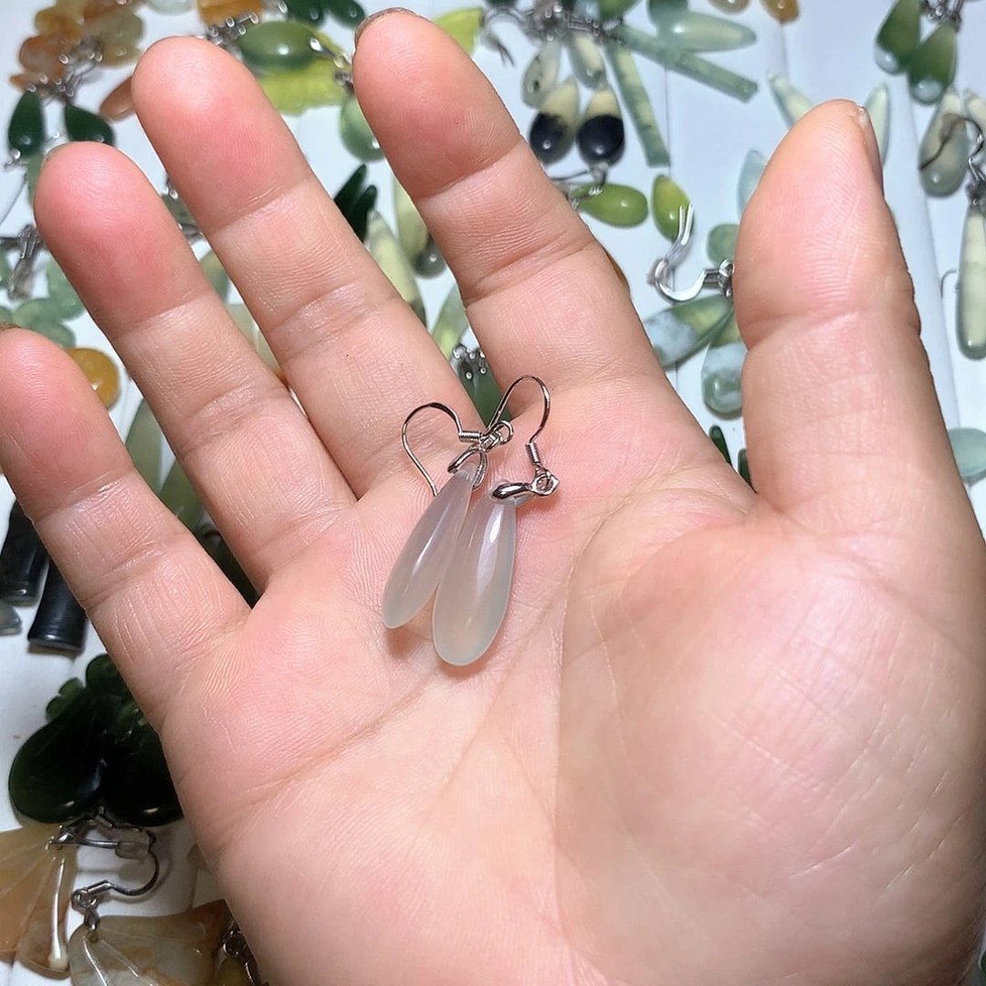其***为蛇纹石玉未镶嵌耳环