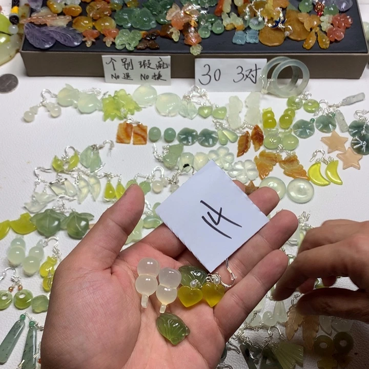 心***白合金蛇纹石玉耳钉