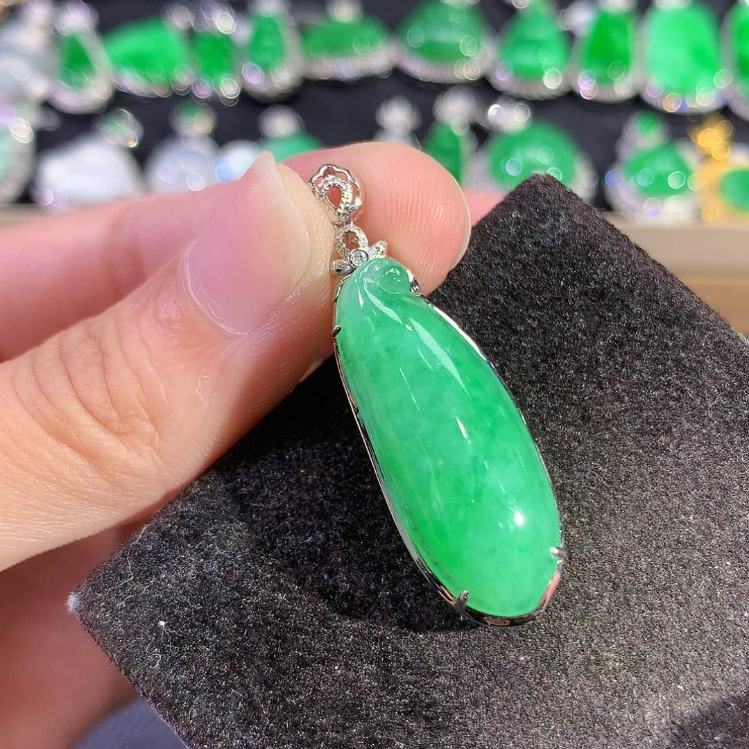 翡翠18K金镶嵌吊坠(赠链)