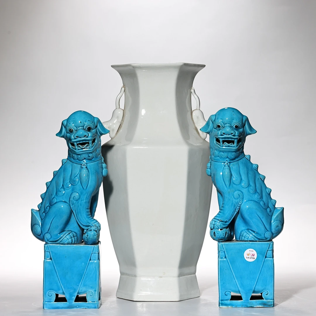 【预展】4226二十世纪·孔雀蓝釉瓷塑狮子一对及白釉六方双兽耳尊