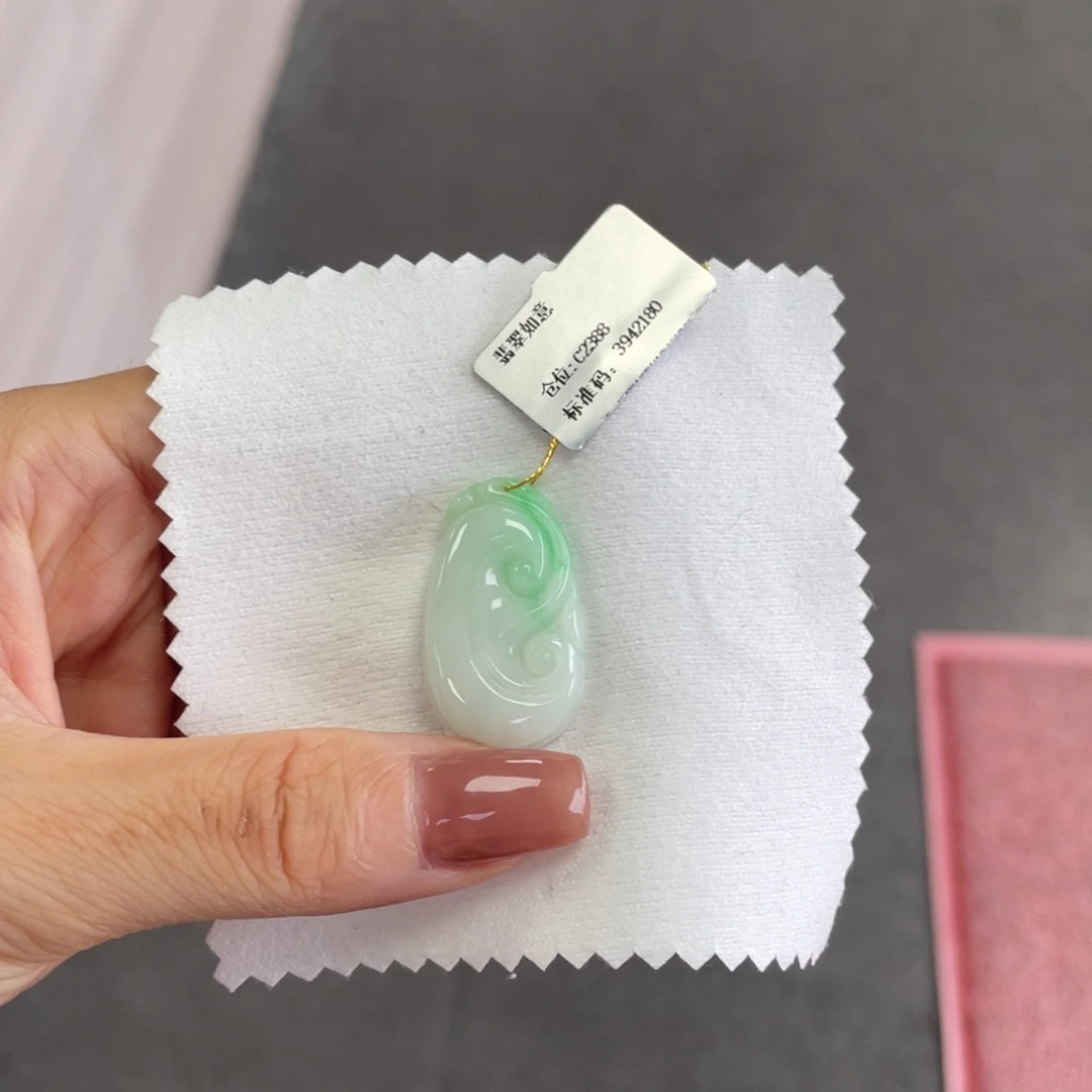 翡翠未镶嵌颈饰如意