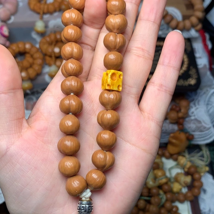 A***儿猴头核桃吊坠屁桃手持