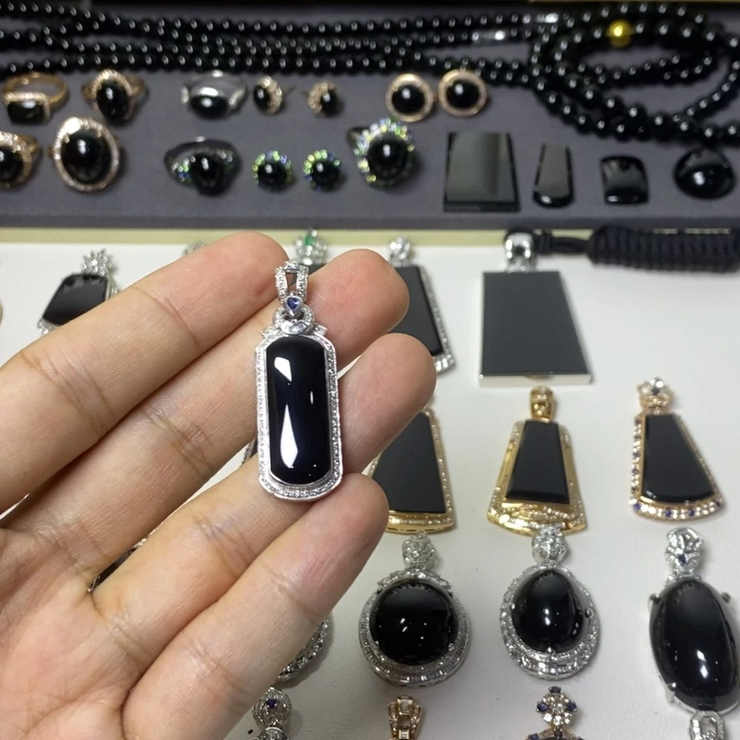 颈饰18K金镶嵌翡翠