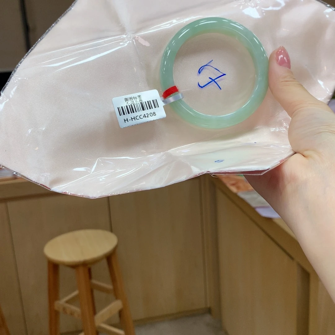 翡翠手镯未镶嵌不退不换