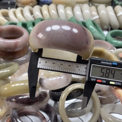 知***乐石英质玉手镯未镶嵌