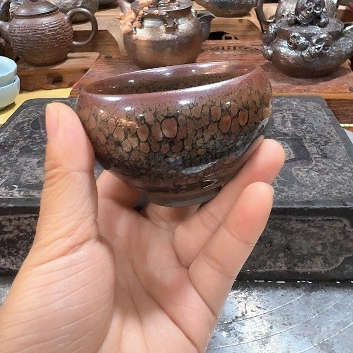 主人杯一个，瓷。。品茗