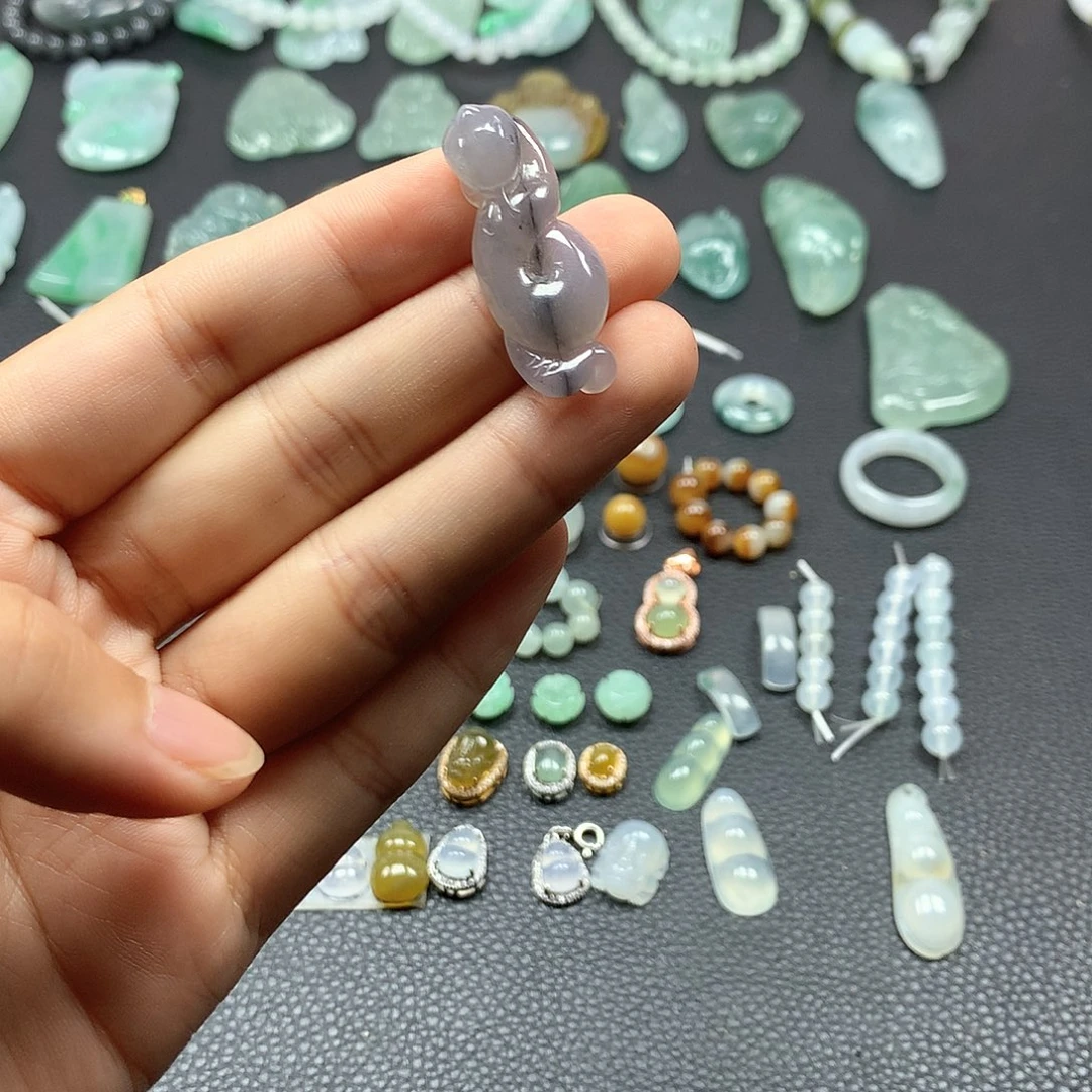 翡翠未镶嵌颈饰蛇