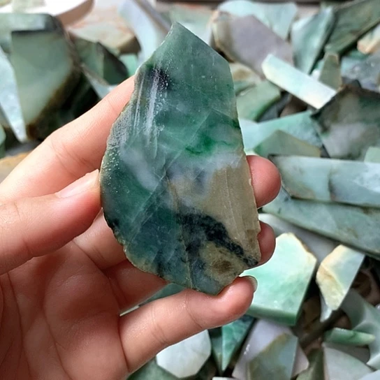 翡翠挂件未镶嵌T****马翡翠原石