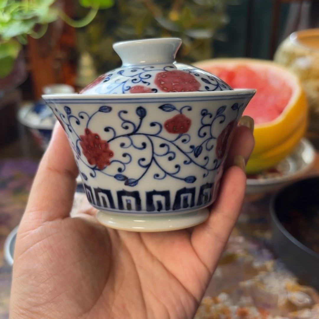 青花釉里红缠枝莲盖碗