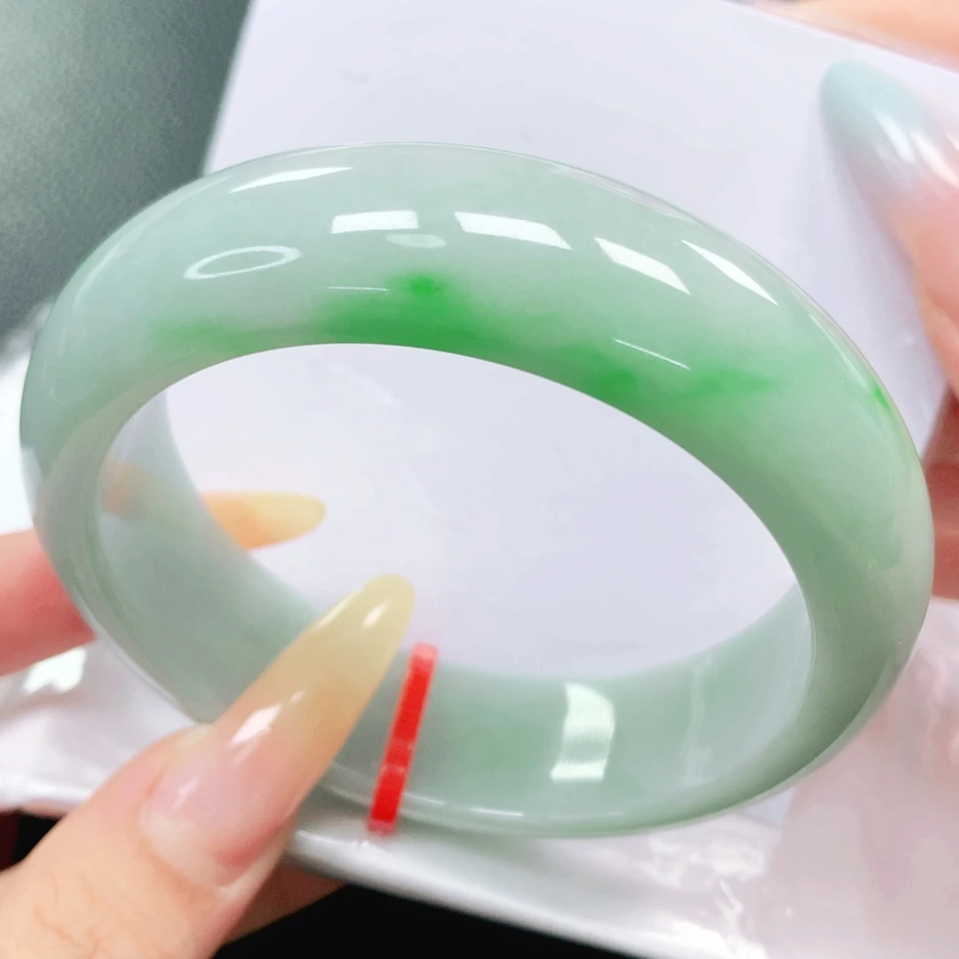 翡翠手镯未镶嵌58。