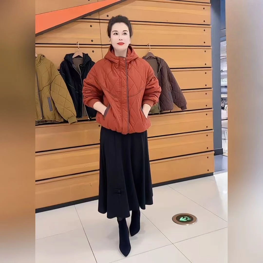 2025秋冬妈妈款外套时尚纯色连帽常规款宽松型保暖百搭棉服