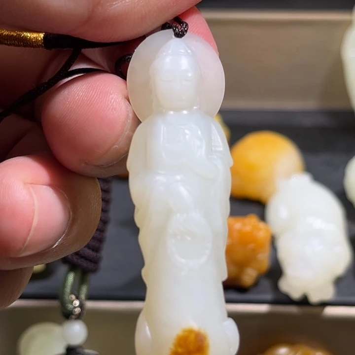 晓***月和田玉未镶嵌颈饰