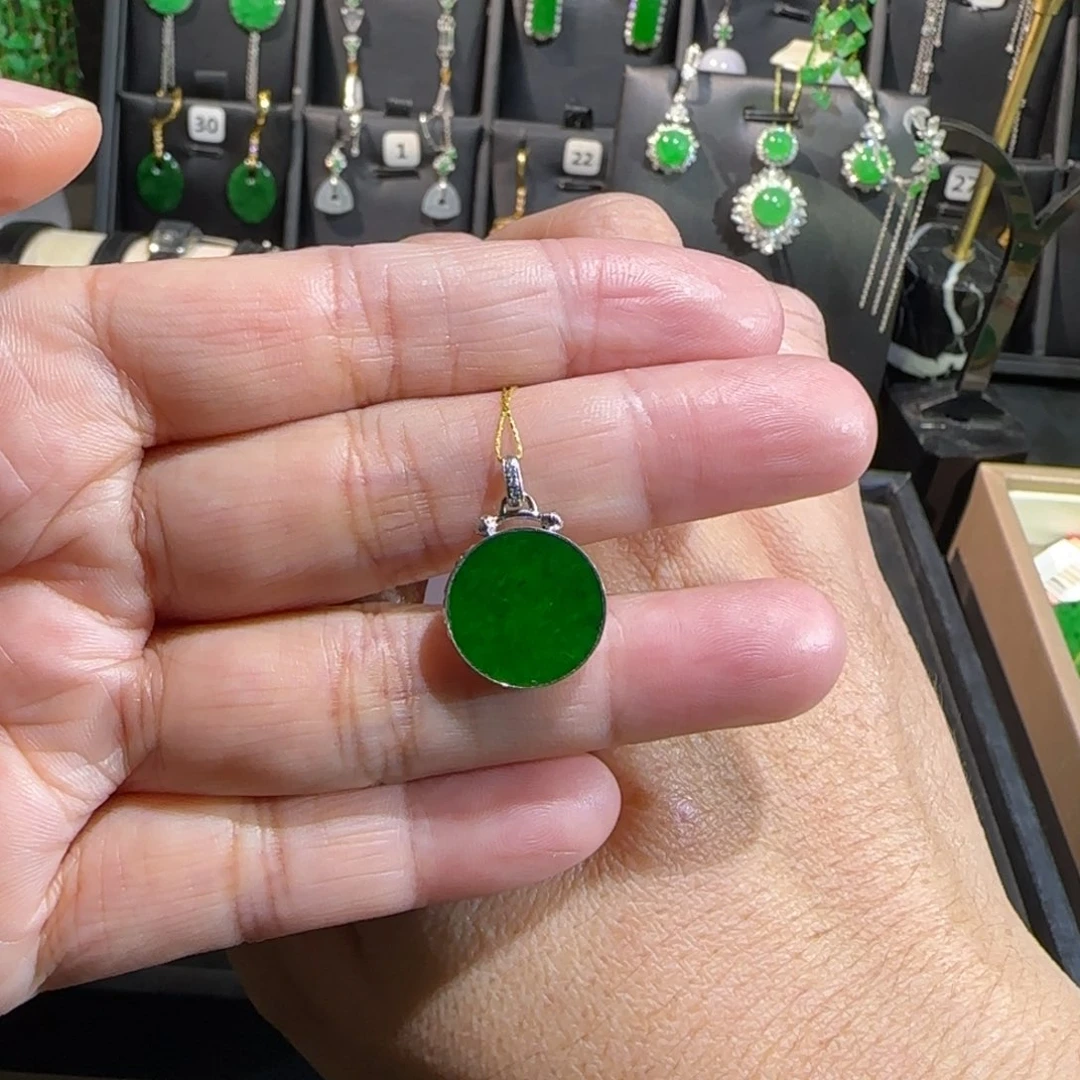 翡翠18K金镶嵌颈饰吊坠