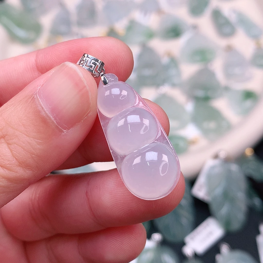 翡翠18K金镶嵌颈饰冰胶豆子