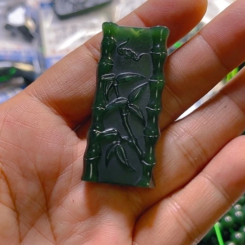 蛇纹石玉颈饰未镶嵌春****）