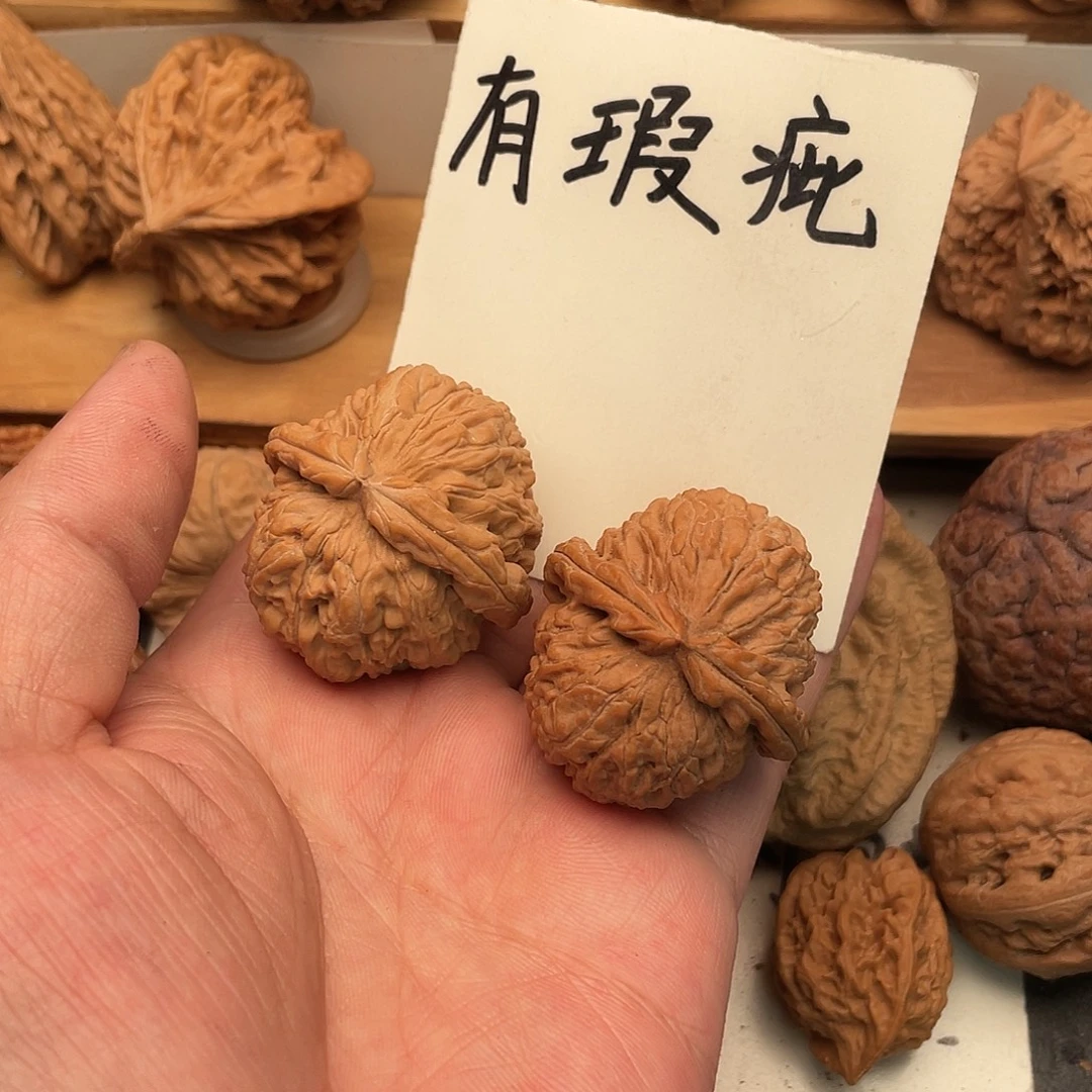 L***-文玩核桃吊坠白狮子