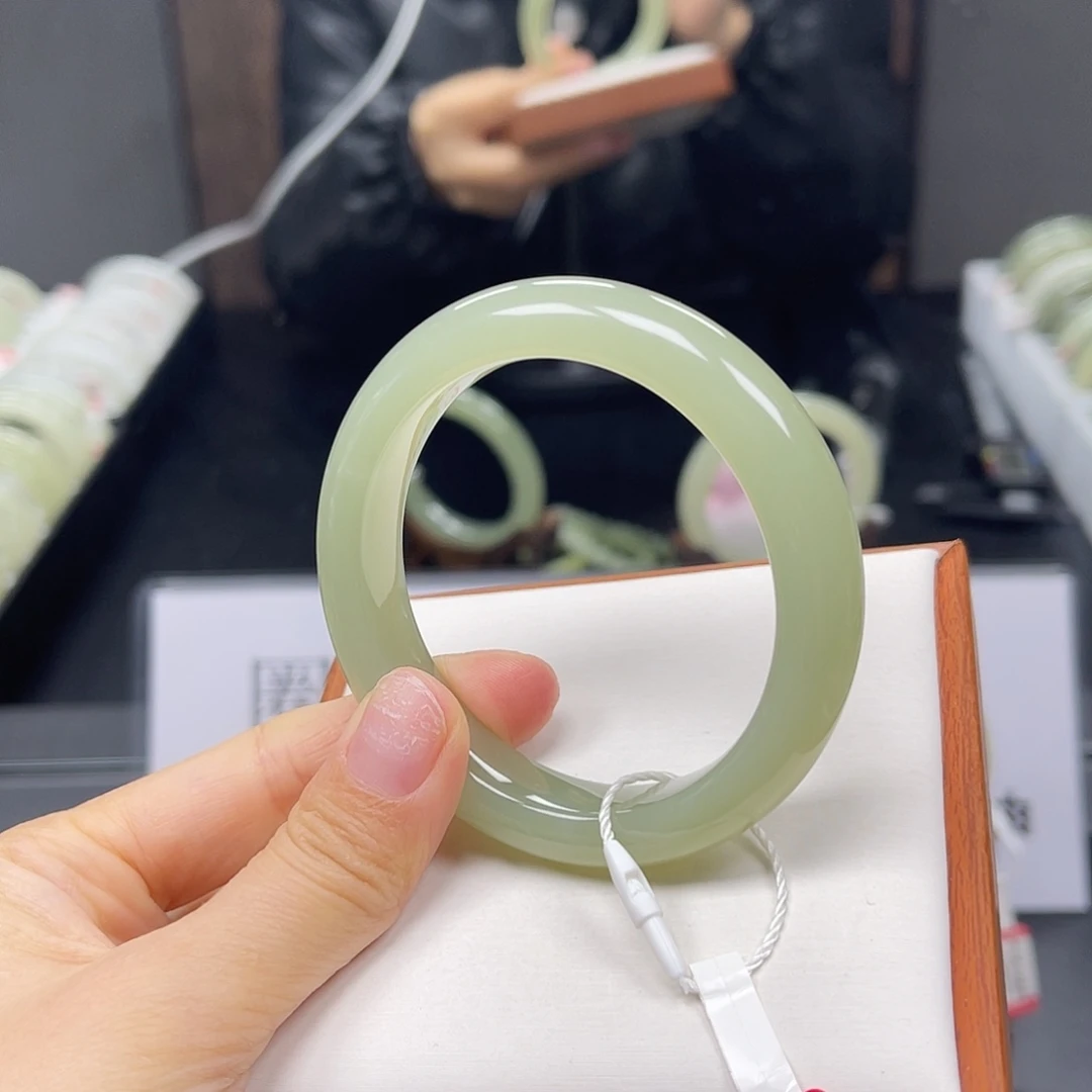 和田玉未镶嵌手镯