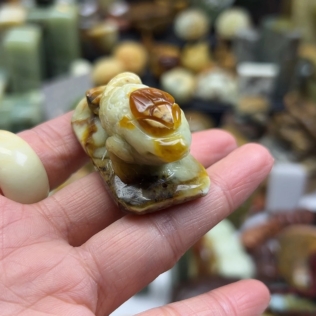 岫玉未镶嵌颈饰花玉俏色金蟾原皮