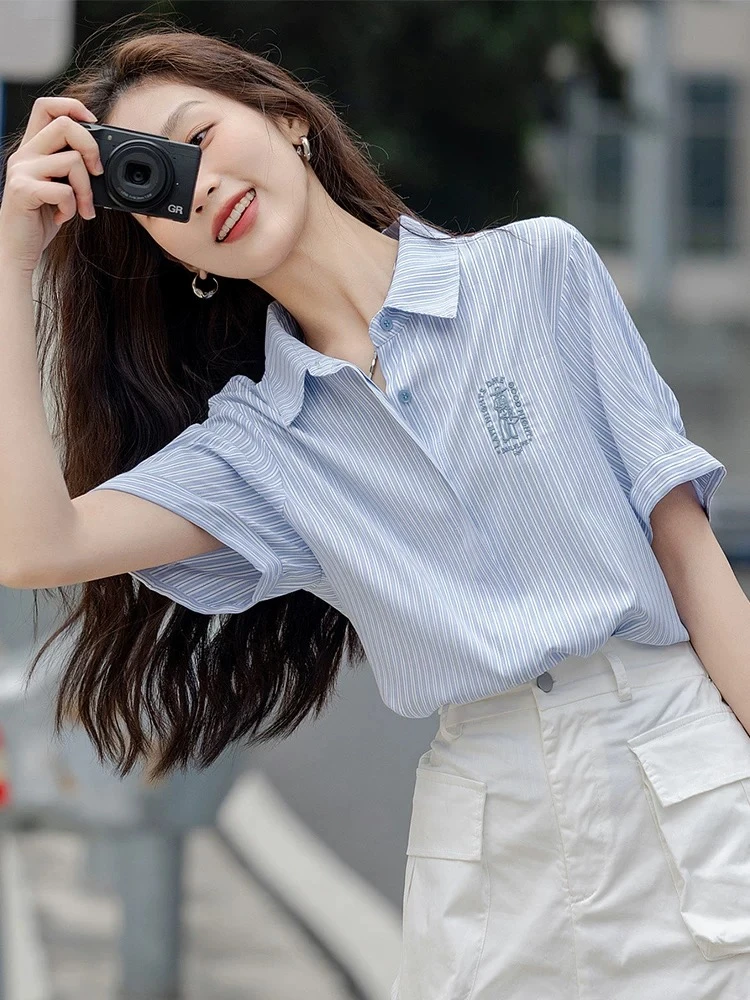 蓝色绣花条纹衬衫短袖女夏季2025新款法式休闲显瘦减龄学院风衬衣