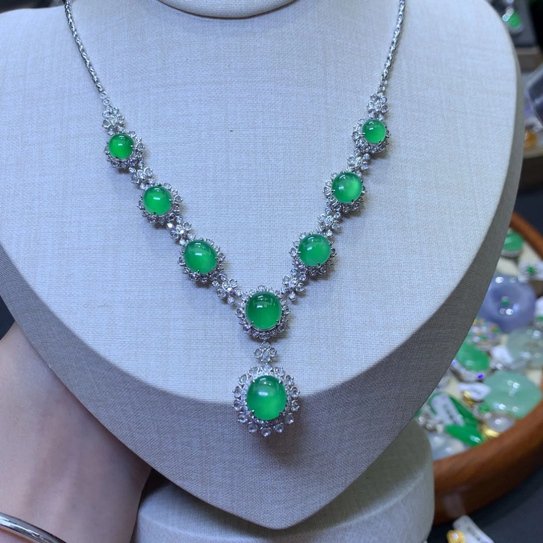 颈饰18K金镶嵌翡翠