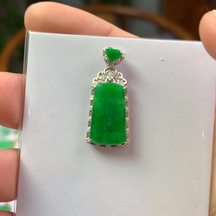 翡翠18K金镶嵌颈饰翡翠吊坠