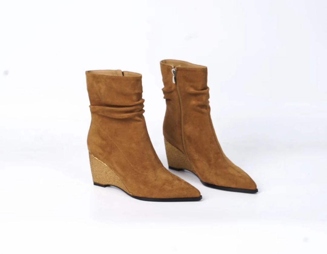 秋冬新款坡跟水钻高跟鞋尖头侧拉链短靴尖头绒面靴时尚方头女靴