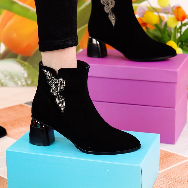 水晶蝶2025冬季新款尖头女磨砂中跟粗跟短靴高跟时装靴单靴中跟鞋