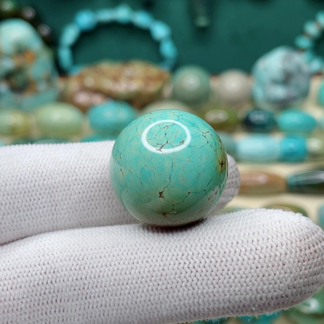 未镶嵌绿松石颈饰上**宴