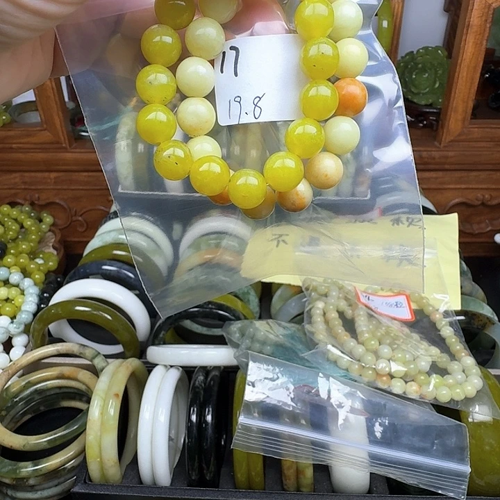 易***安未镶嵌蛇纹石玉手镯