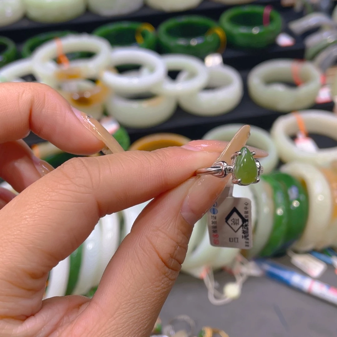 未镶嵌戒指和田玉