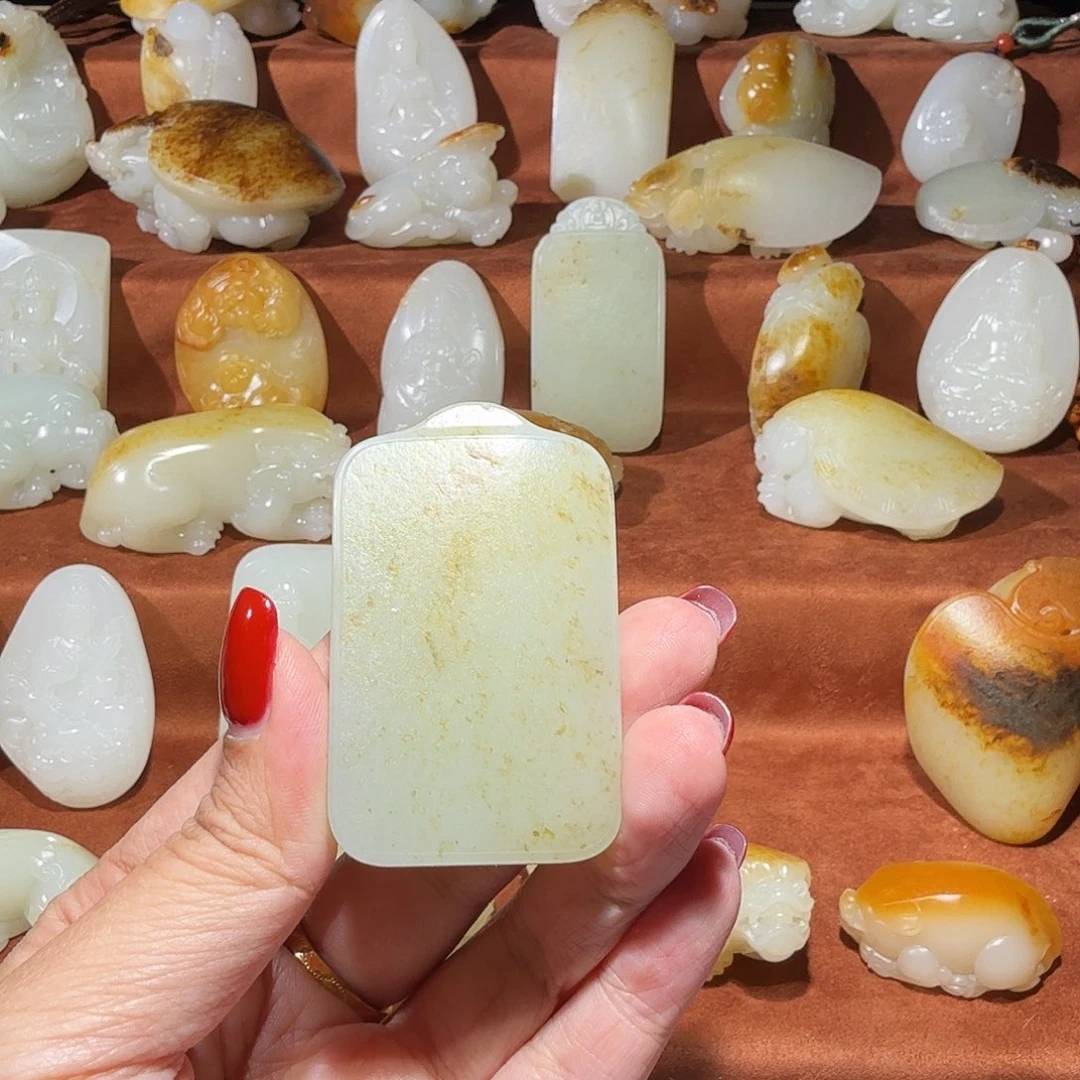 8***8和田玉未镶嵌颈饰