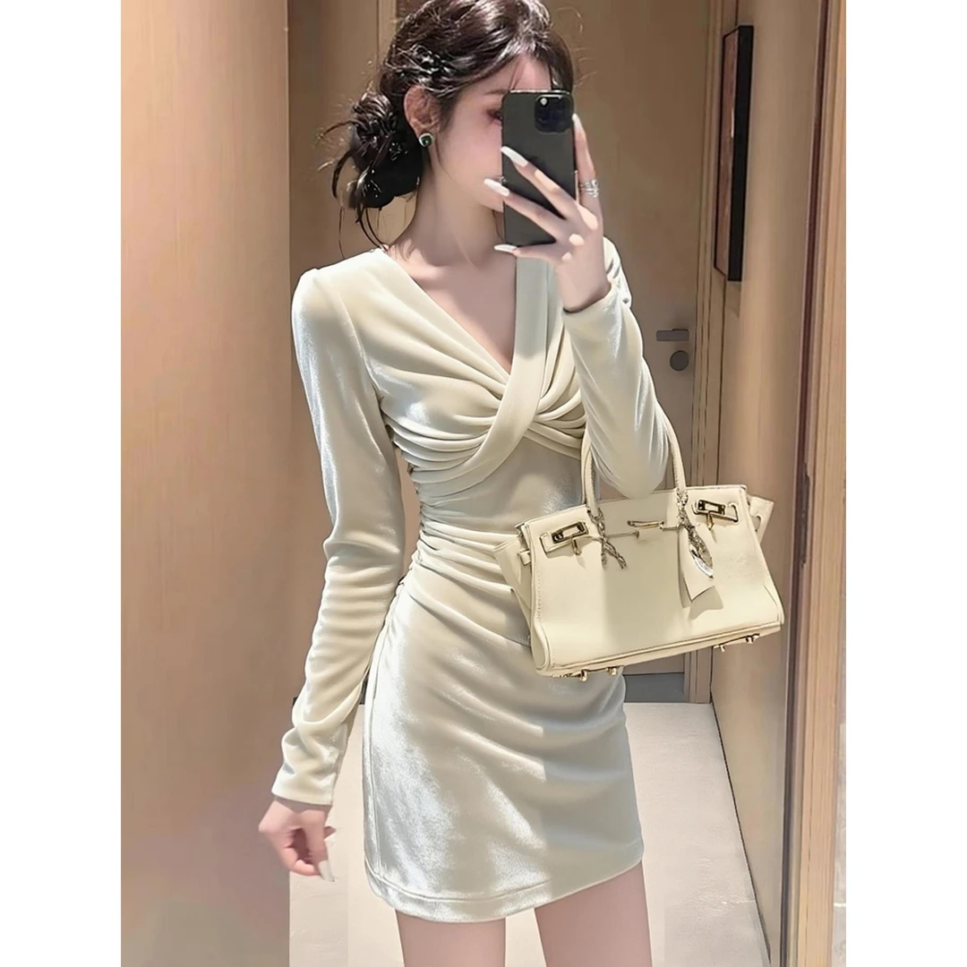 秋冬巨好看小个子轻奢高端独特漂亮气质大方得体白色丝绒连衣裙女