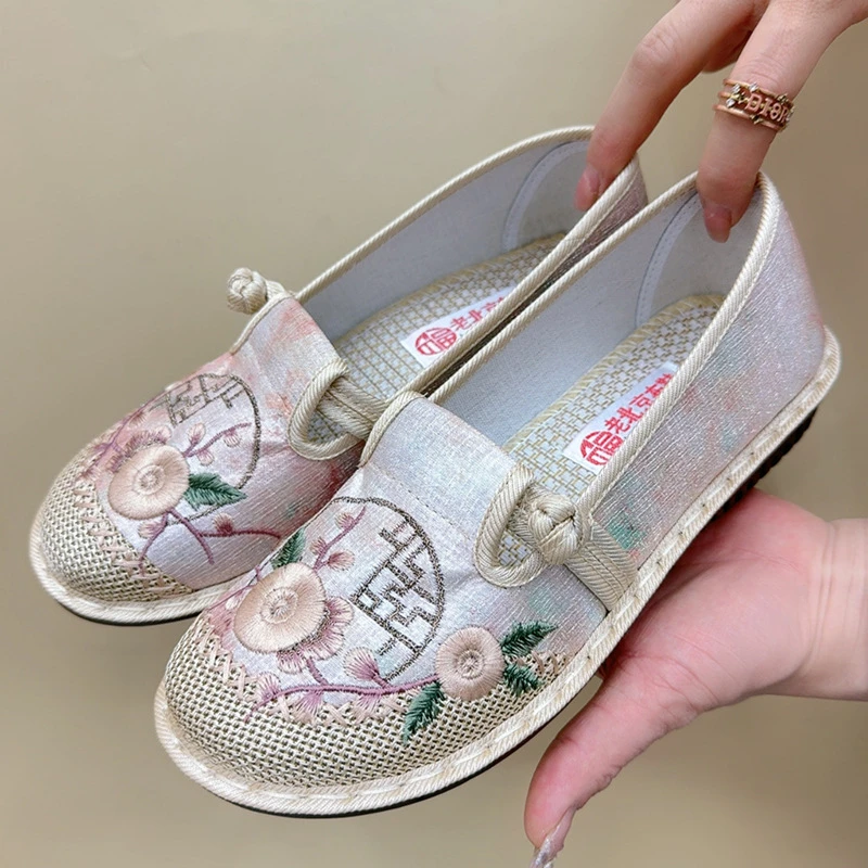 春季新款民族风老北京布鞋女轻便软底新中式一脚蹬汉服妈妈绣花鞋