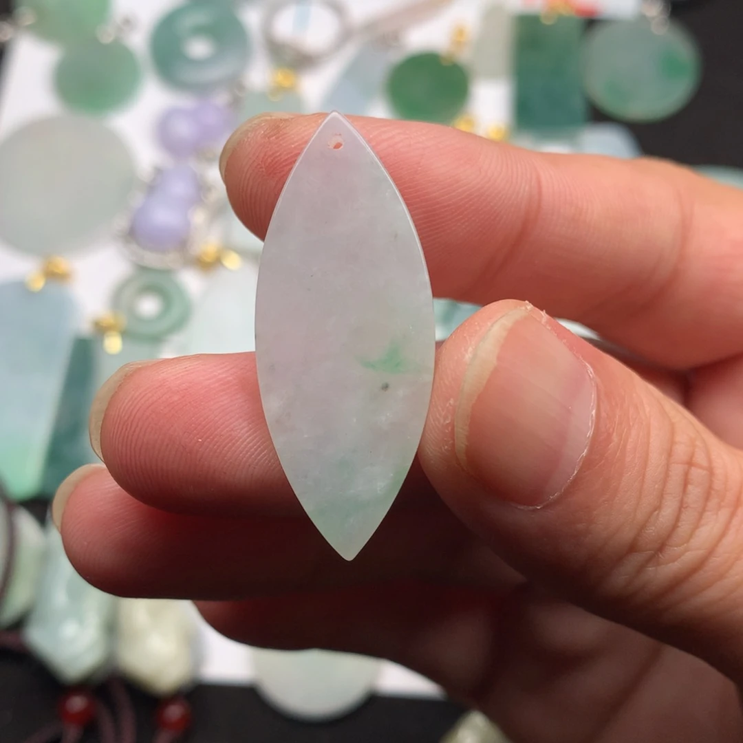 翡翠颈饰足铂镶嵌贝*溪