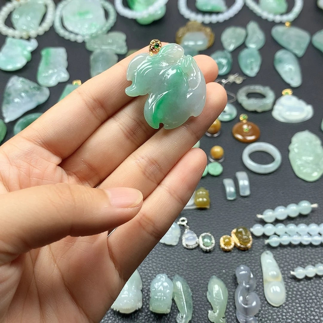 翡翠未镶嵌颈饰蝴蝶仙子