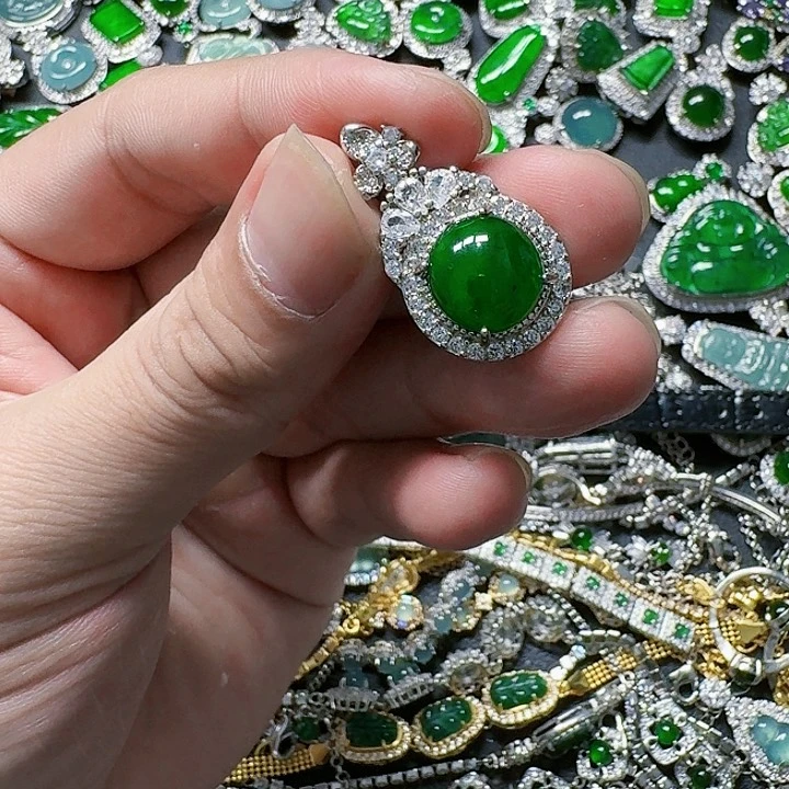 翡翠颈饰未镶嵌天然A货翡翠放漏