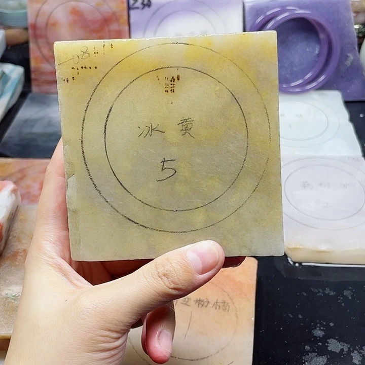 石英质玉未镶嵌手镯定制