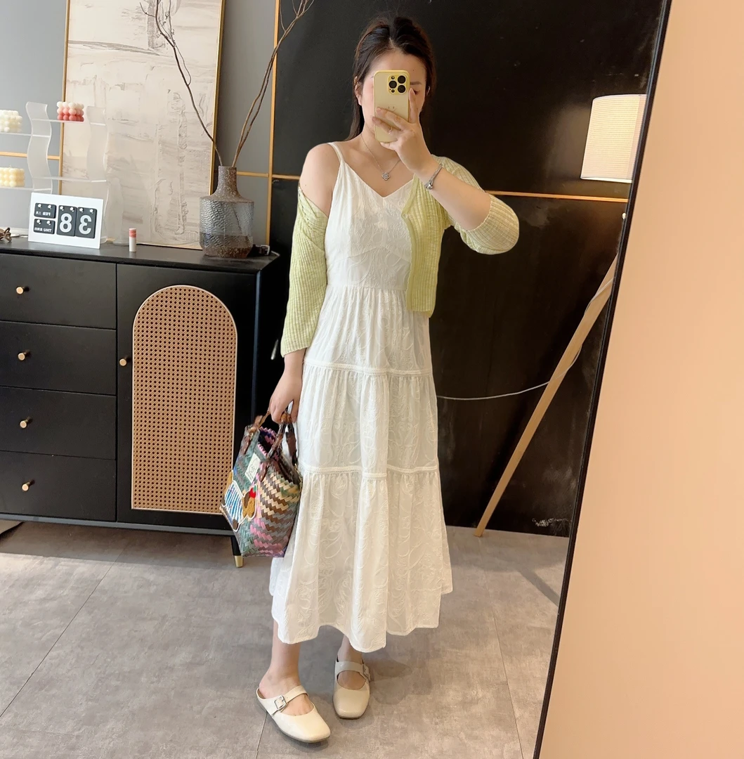 【欧加粒粒】2025新款温柔风蕾丝钩花收腰显瘦吊带连衣裙 H880201