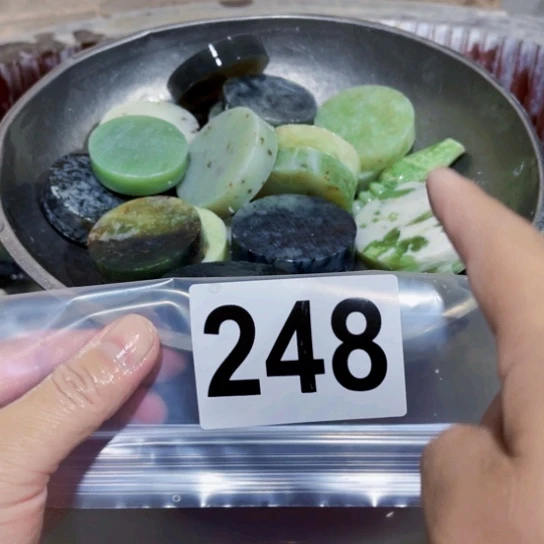 未镶嵌蛇纹石玉珠宝奇石