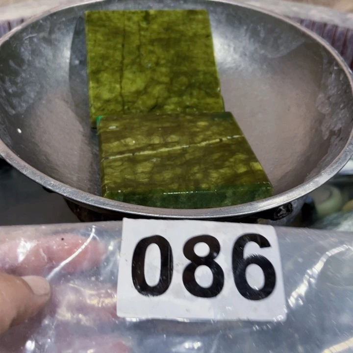 蛇纹石玉未镶嵌珠宝半成品