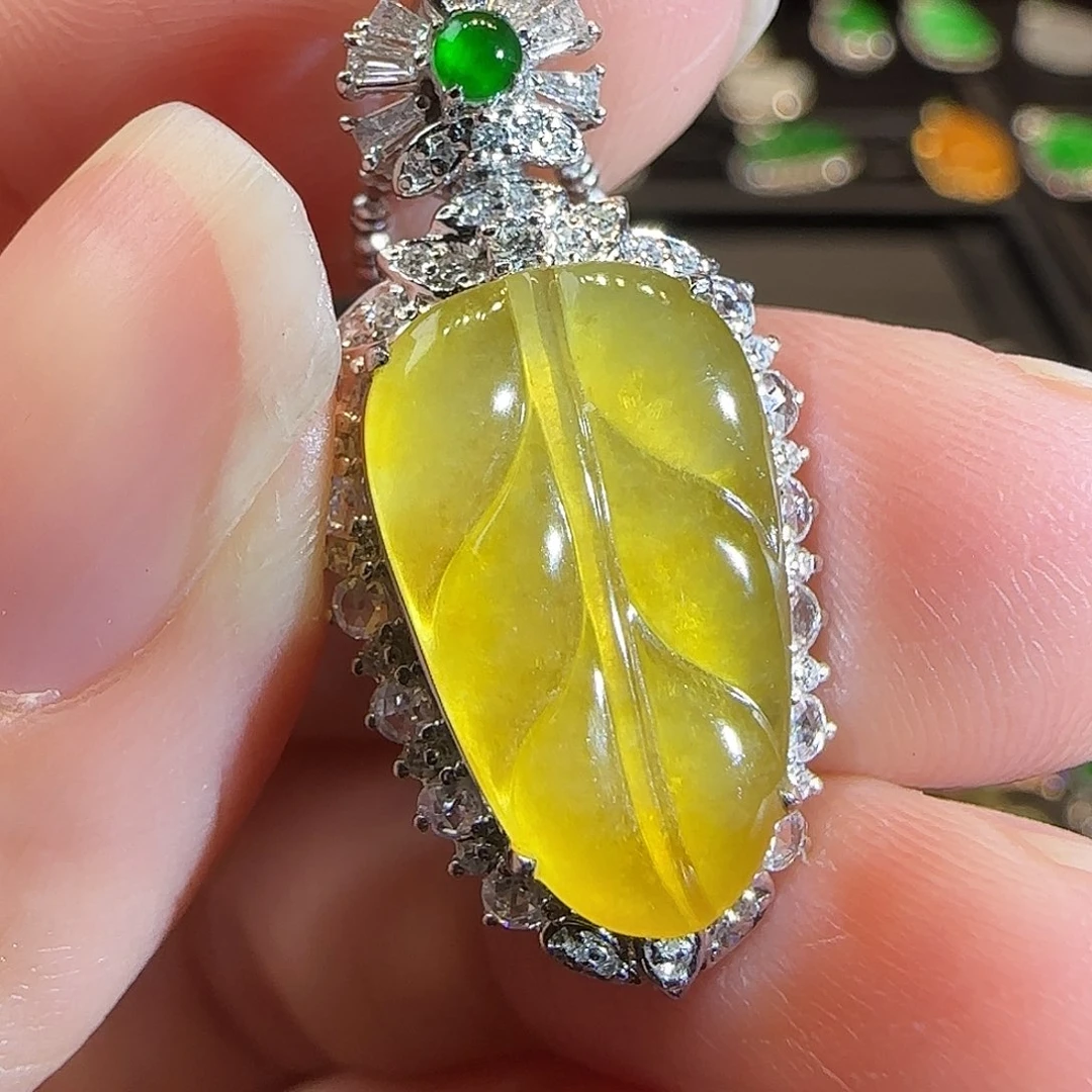 翡翠18K金镶嵌吊坠(赠链)