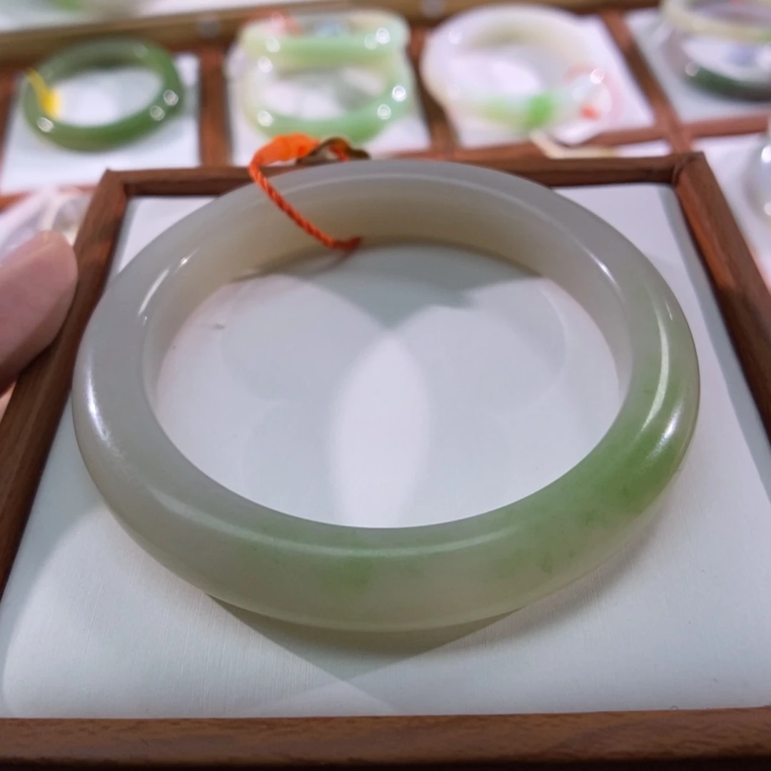 【闪购商品】未镶嵌手镯和田玉（翠青玉）