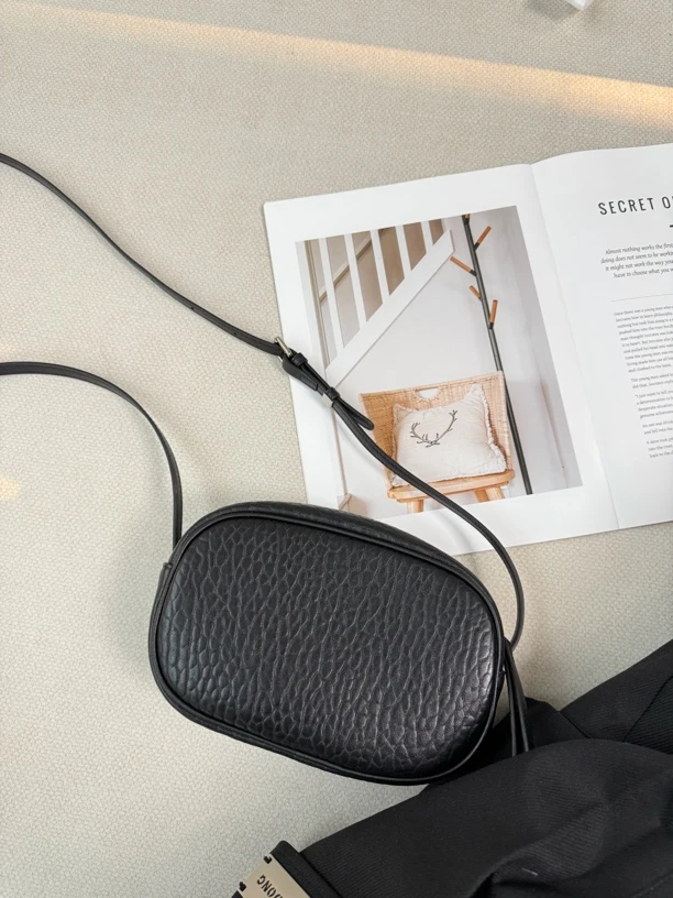 新款真皮小圆饼包时尚百搭单肩斜跨包包女士羊皮泡泡纹相机包6124