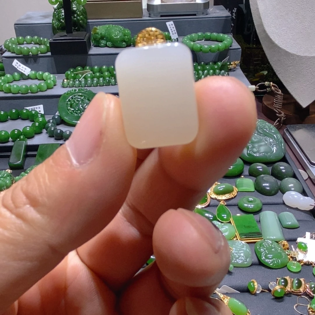 颈饰18K金镶嵌和田玉