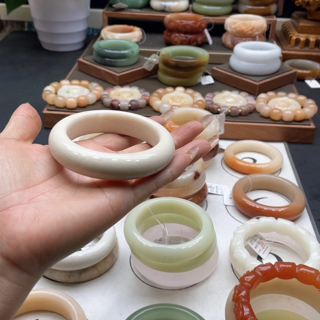 董***慧石英岩玉未镶嵌手镯