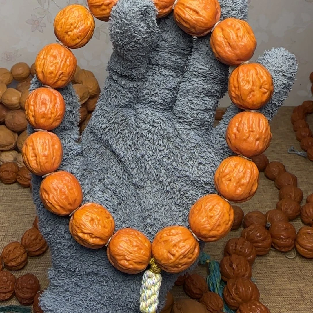 文玩核桃吊坠玉化皮富甲手持20