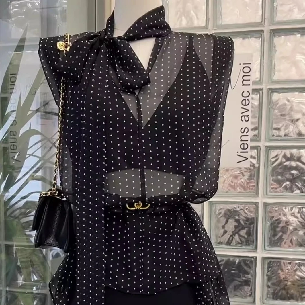 法式波点挂脖飘带V领吊带衬衫女搭高腰短裙大方得体穿搭一整套装