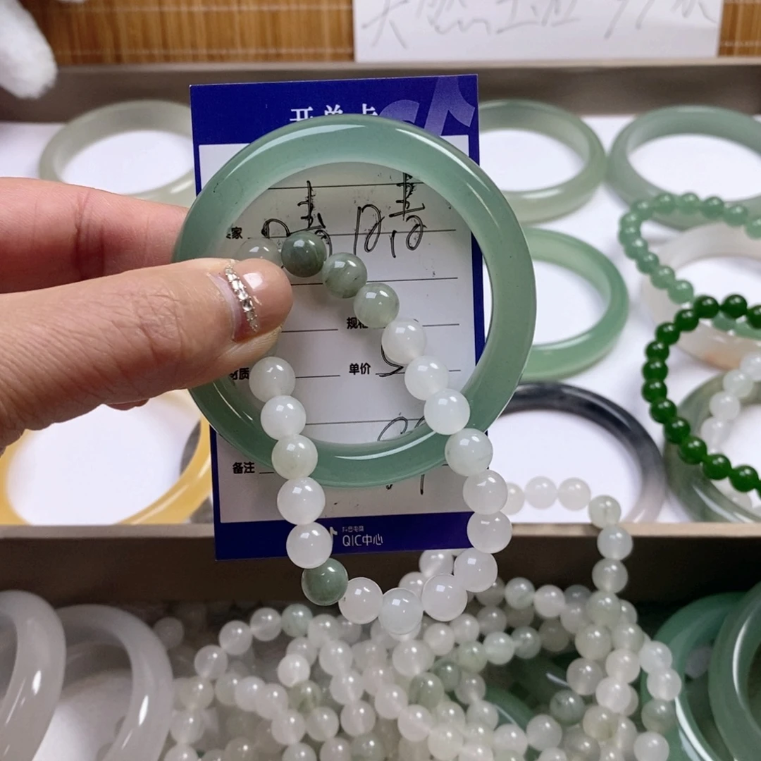 晴***晴石英质玉未镶嵌手镯